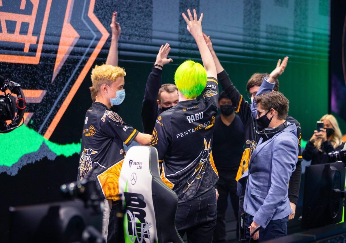 Pentanet.GG celebrate after beating the Unicorns of Love