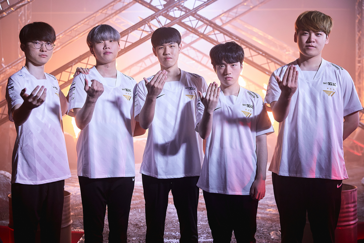 Featured image for “T1 sweep Hanwha Life Esports, qualify for Worlds 2021 semifinals.”