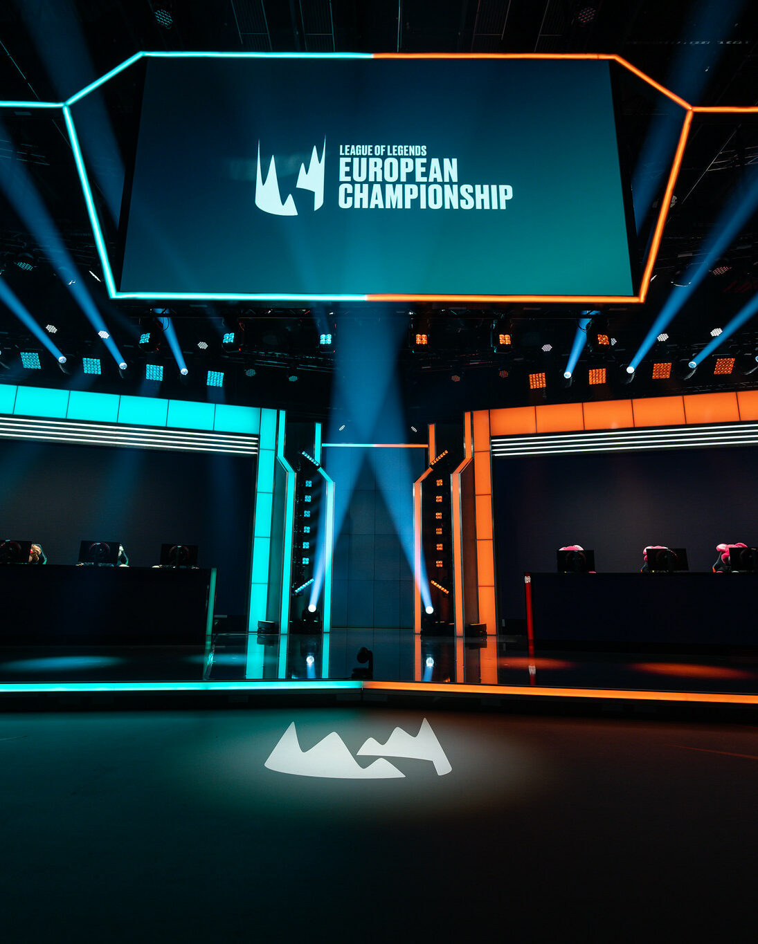 Featured image for “Finally… almost: LEC to hold Games 1 and 5 onstage, to return gradually to full capacity”