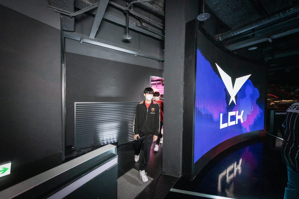 Featured image for “At last: LCK to allow Covid-positive players to play online during playoffs”