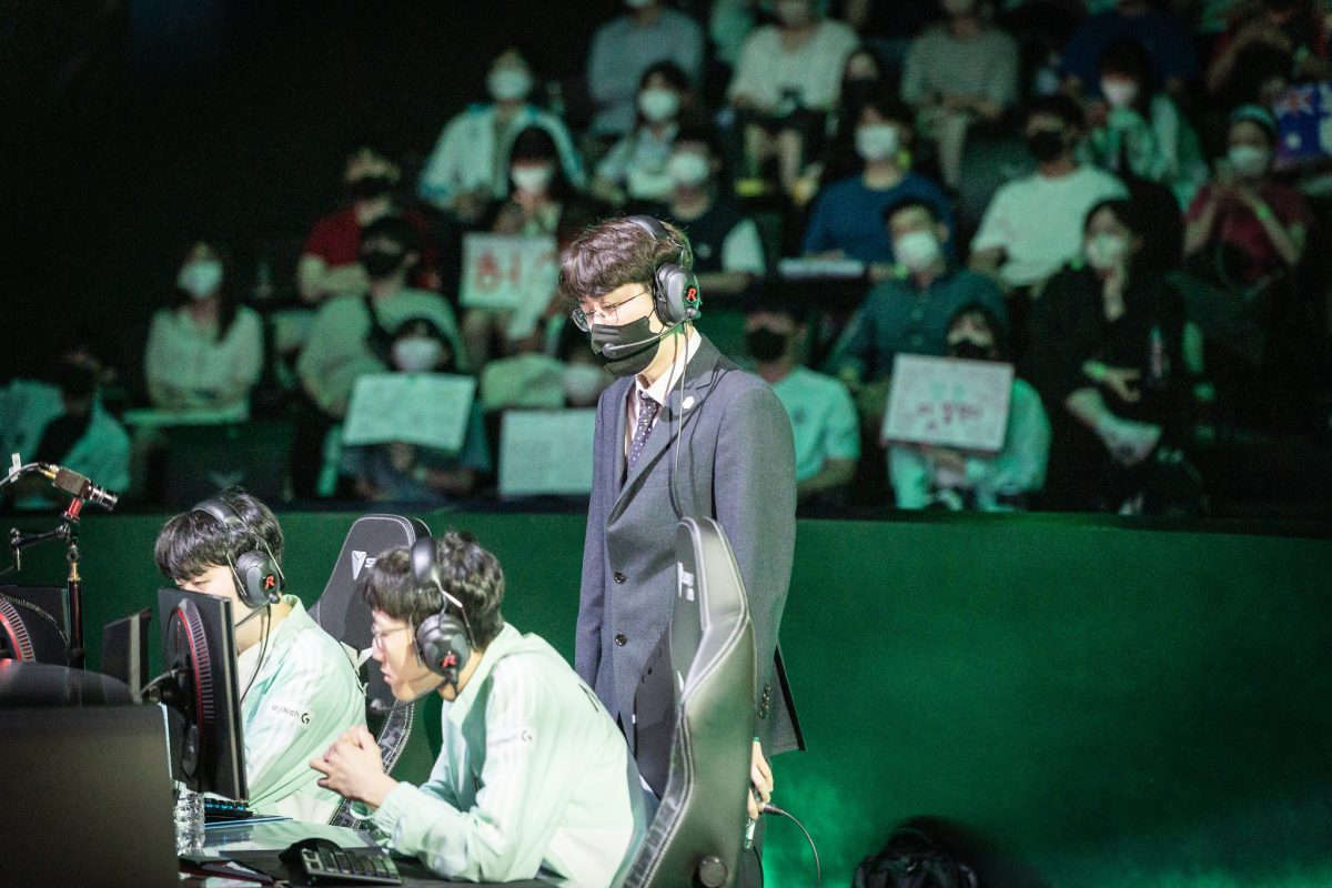 Featured image for “LCK fan drama goes on: DWG KIA fans call for head coach getting fired”