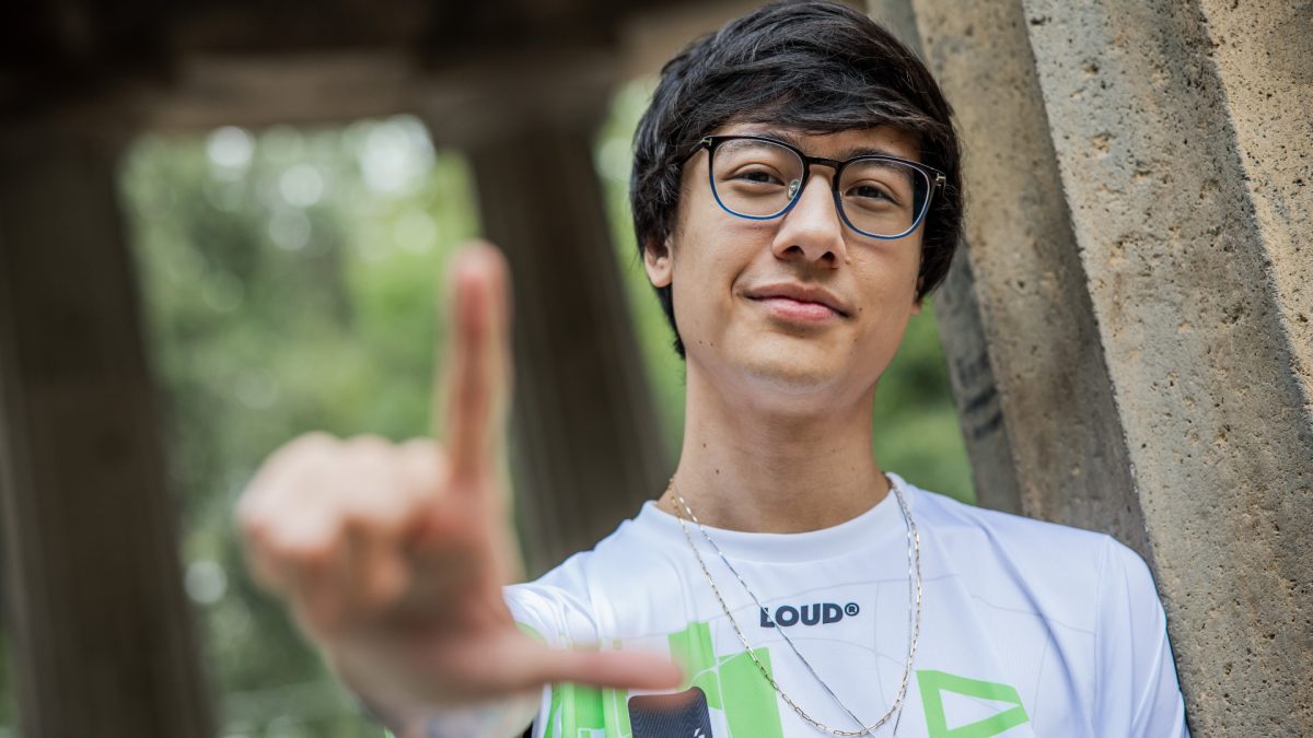 LOUD midlaner TinOwns makes an L shape with his thumb and index finger, a common gesture used by LOUD and their fans