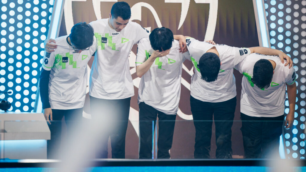 The members of LOUD bow to the fans in Mexico City after their 3-1 loss to DFM. Jungler Park "Croc" Jong-hoon is visibily upset.