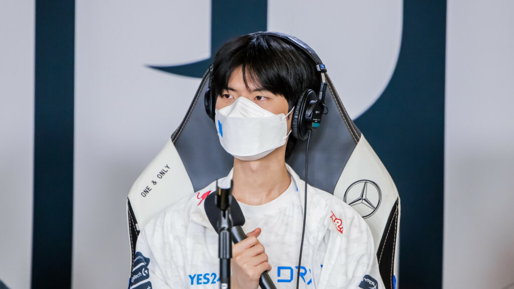 DRX player Deft appears in a mask at a press conference at Worlds 2022