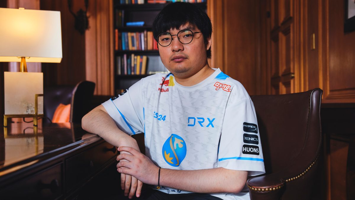 Image of DRX player BeryL posing in a library ahead of Worlds 2022 final
