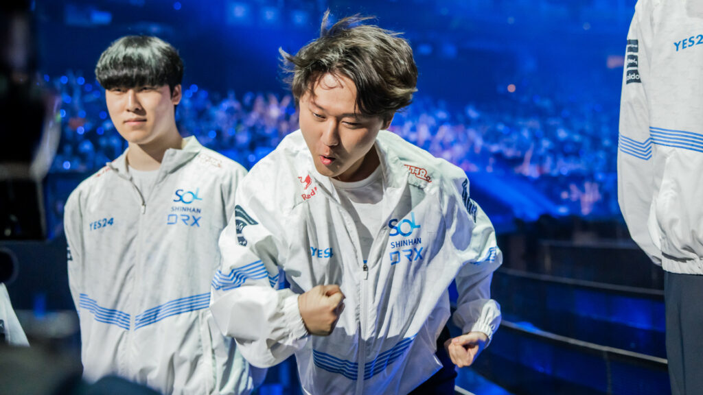 DRX player Zeka poses alongside his stoic teammate Pyosik ahead of the Worlds 2022 final