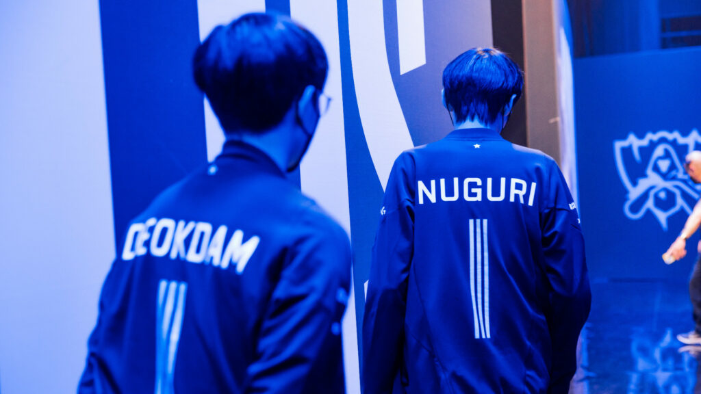 DWG KIA players deokdam and Nuguri walk away from the camera backstage at Worlds 2022
