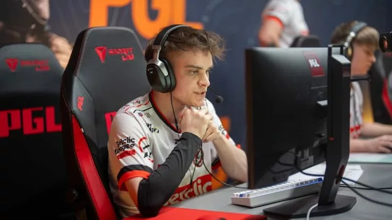 jcobbb playing for Betclic at PGL Bucharest 2025.